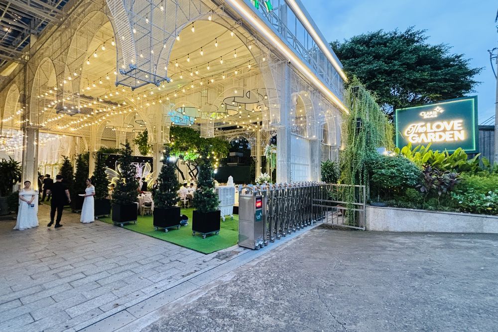 Sảnh Garden (sân vườn) của Claris Palace vào buổi tối